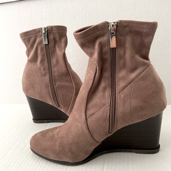 Journee Collection Hepburn Wedge Booties - Picture 5 of 5